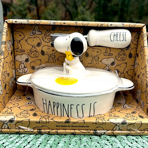 New boxed Peanuts Rae Dunn Snoopy Brie Baker Set Happiness is Cheese. - Picture 2 of 8